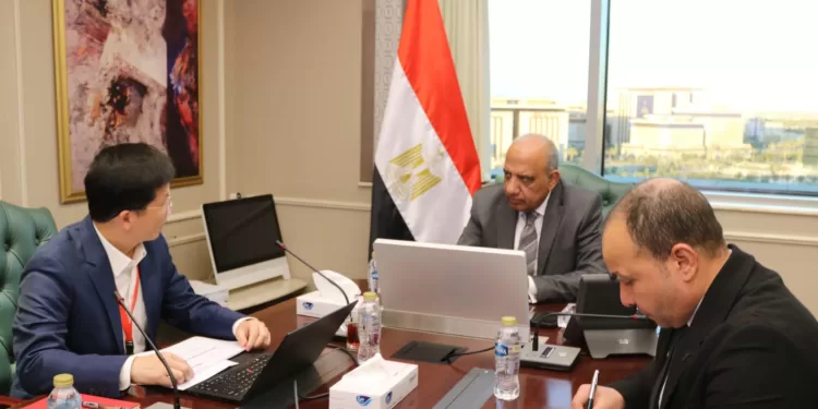 «الكهرباء» تبحث التعاون مع «شبكة جنوب الصين» في الضخ والتخزين وتطوير شبكات التوزيع الذكية