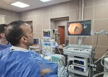 المنظار ينهي رحلة 3 سنوات من المعاناة.. علاج طفلة من نزيف مستمر بوحدة مناظير مستشفى أحمد ماهر