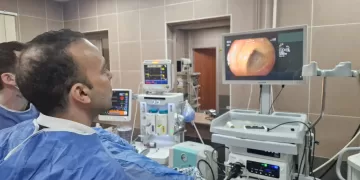 المنظار ينهي رحلة 3 سنوات من المعاناة.. علاج طفلة من نزيف مستمر بوحدة مناظير مستشفى أحمد ماهر