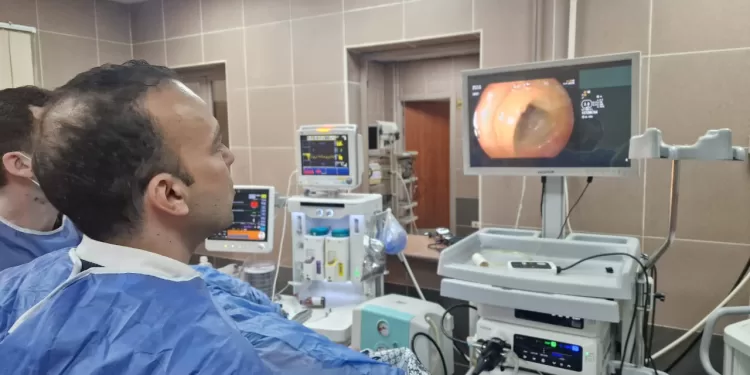 المنظار ينهي رحلة 3 سنوات من المعاناة.. علاج طفلة من نزيف مستمر بوحدة مناظير مستشفى أحمد ماهر