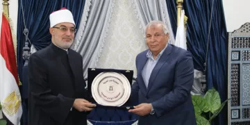 بحضور الزملوط: مفتي الجمهورية يغرس نخلة في حديقة 30 يونيو بالخارجة