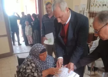 رئيس لجنة يساعد مسنة قعيدة للإدلاء بصوتها فى انتخابات النواب بكفرالشيخ