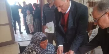 رئيس لجنة يساعد مسنة قعيدة للإدلاء بصوتها فى انتخابات النواب بكفرالشيخ