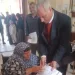 رئيس لجنة يساعد مسنة قعيدة للإدلاء بصوتها فى انتخابات النواب بكفرالشيخ