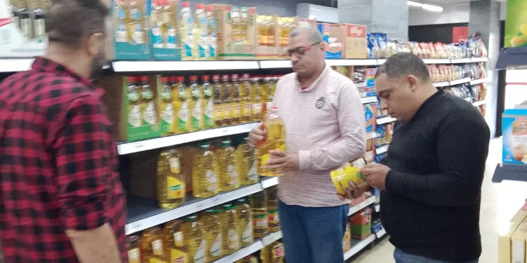 غلق 119 منشآة و2 مليون و186 ألف جنيه غرامات فورية على المخالفين بأسواق الإسكندرية 1 - جريدة الجمهورية غلق 119 منشآة و2 مليون و186 ألف جنيه غرامات فورية على المخالفين بأسواق الإسكندرية