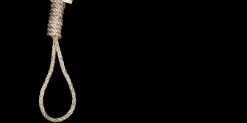 الإعدام شنقًا لزوجين والحبس عامًا لابنهما قتلوا صديقهم ودفنوه