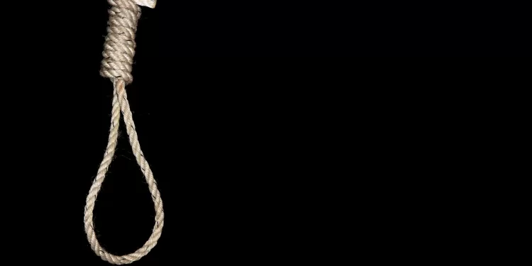 الإعدام شنقًا لزوجين والحبس عامًا لابنهما قتلوا صديقهم ودفنوه