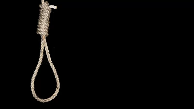 الإعدام شنقًا لزوجين والحبس عامًا لابنهما قتلوا صديقهم ودفنوه