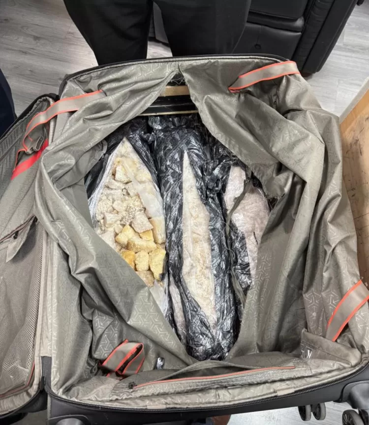 جمارك مطار القاهرة تتصدى لهجمات مهربي المخدرات بضبط عشرين كيلو مجدداً 27 - جريدة الجمهورية جمارك مطار القاهرة تتصدى لهجمات مهربي المخدرات بضبط عشرين كيلو مجدداً