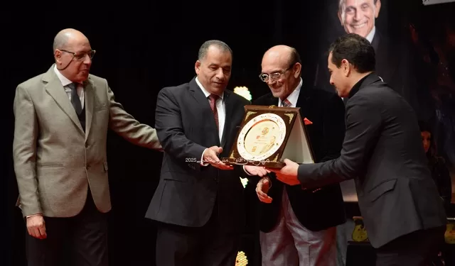 تكريم د. عمر فرج ود. جودة مبروك في مهرجان آفاق المسرحي تقديرًا لجهودهما المسرحية