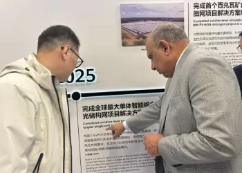 وزير الكهرباء يتفقد معامل «هواوي» بالصين