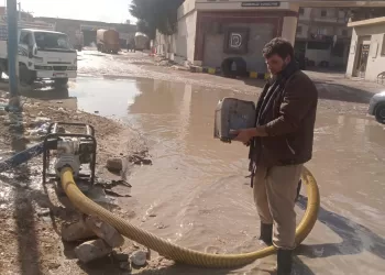 فرق الطوارئ بمطروح تسحب تجمعات مياه الأمطار من الشوارع والطريق الدولي 6 - جريدة الجمهورية فرق الطوارئ بمطروح تسحب تجمعات مياه الأمطار من الشوارع والطريق الدولي