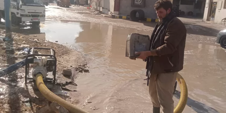 فرق الطوارئ بمطروح تسحب تجمعات مياه الأمطار من الشوارع والطريق الدولي 1 - جريدة الجمهورية فرق الطوارئ بمطروح تسحب تجمعات مياه الأمطار من الشوارع والطريق الدولي