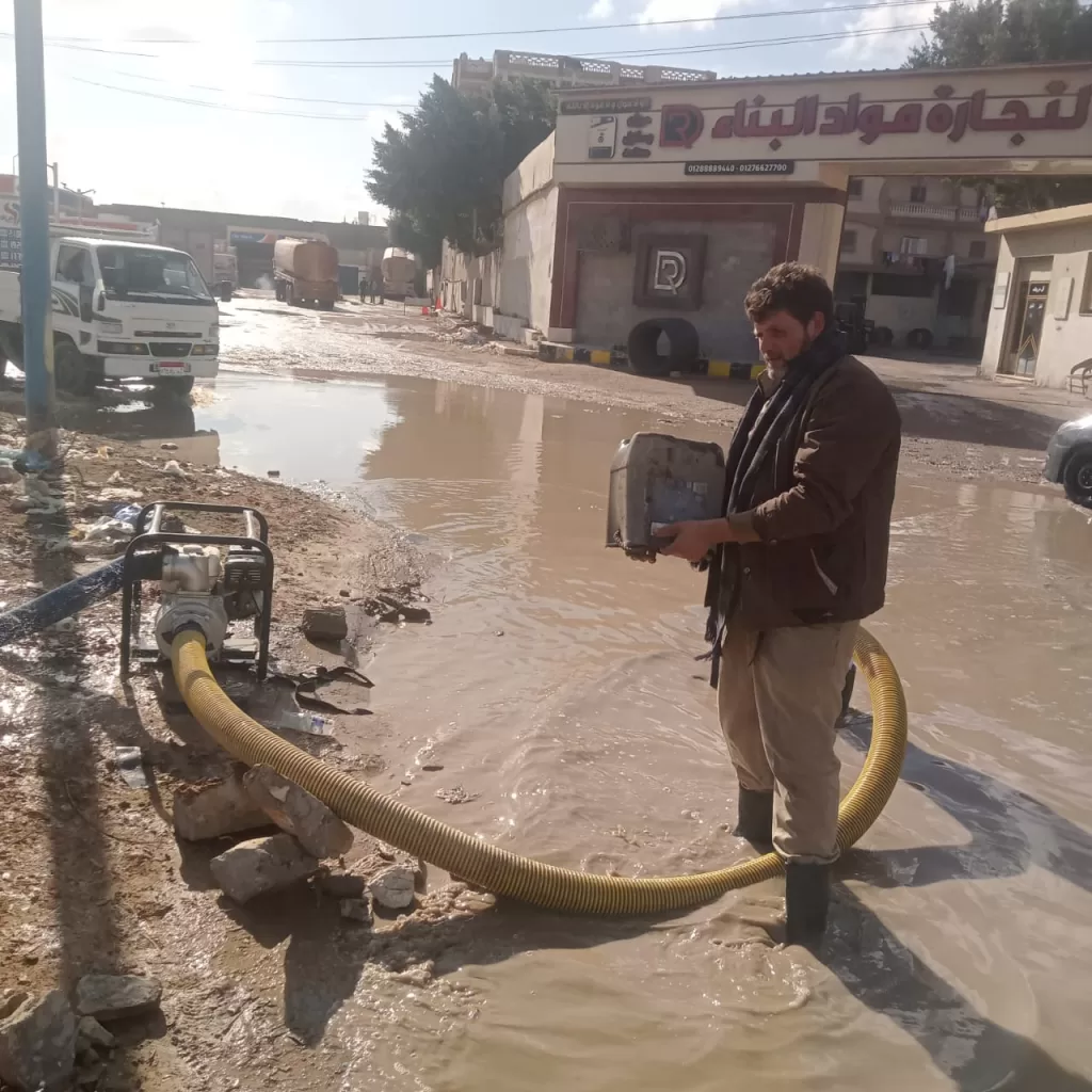 فرق الطوارئ بمطروح تسحب تجمعات مياه الأمطار من الشوارع والطريق الدولي 4 - جريدة الجمهورية 1 39 - جريدة الجمهورية