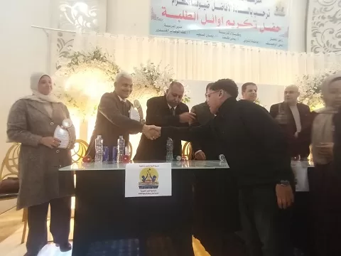 تكريم أوائل الطلاب بمدرسة صلاح سالم الرسمية للغات بمنية النصر 4 - جريدة الجمهورية 1 41 - جريدة الجمهورية