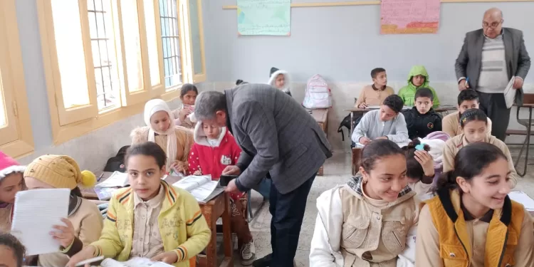 وكيل تعليم البحيرة يتفقد 3 مدارس ويوجه بالانتهاء من التقييمات وتحقيق الانضباط الإداري والتعليمي ونظافة المدارس