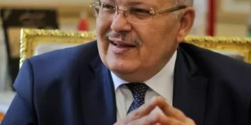 رئيس جامعة القاهرة يهنئ الدكتور محمد الخشت بتكريمه من «جامعة السوربون» بباريس