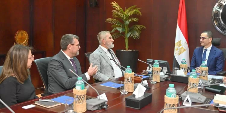 وزير الاستثمار يلتقي مسؤولي شركة «Bonny Socks» التركية لبحث إنشاء مصنع للمنسوجات في مصر