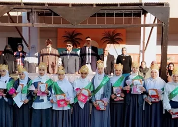 مدير التعليم بالفيوم.. يكرم 16 طالبة من حفظة القرآن الكريم في المسابقة الدينية
