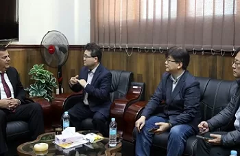 رئيس جامعة بني سويف التكنولوجية يستقبل وفدًا كوريًّا