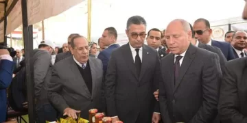 وزير التموين ومحافظ القاهرة يفتتحان سوق «اليوم الواحد» بمنطقة المرج