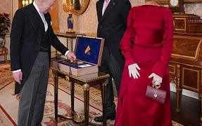 سفير مصر في لندن يقدم أوراق اعتماده إلى الملك تشارلز الثالث في قصر باكنجهام