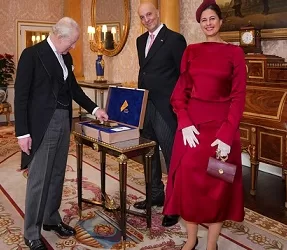 سفير مصر في لندن يقدم أوراق اعتماده إلى الملك تشارلز الثالث في قصر باكنجهام