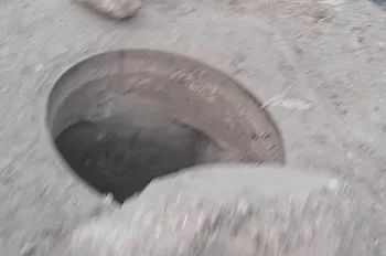 بلاعة مكشوفة تهدد حياة الأطفال في عزبة العرب بالقليوبية