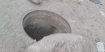 بلاعة مكشوفة تهدد حياة الأطفال في عزبة العرب بالقليوبية