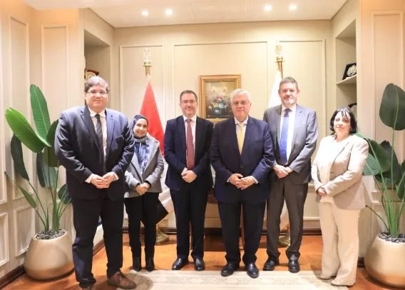 «وزير التعليم العالي» يناقش مع «سفير بريطانيا» آفاق التوسع في التعليم الدولي والتركيز على المجالات التكنولوجية 3 - جريدة الجمهورية 3 29 - جريدة الجمهورية