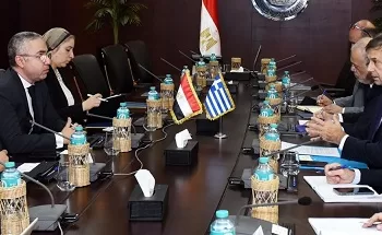 مساعد وزير الإستثمار يبحث مع نائب وزير الخارجية اليوناني تعزيز التعاون الإقتصادي بين البلدين