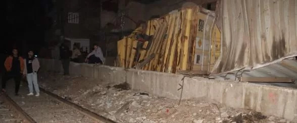 سقوط «حاويات» من قطار بضائع بين طوخ وسندنهور دون وقوع إصابات 28 - جريدة الجمهورية سقوط «حاويات» من قطار بضائع بين طوخ وسندنهور دون وقوع إصابات