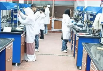 كفاءة علمية وانضباط.. طلاب جامعة القاهرة الأهلية يجسدون تميز برنامج الصيدلة الإكلينيكية