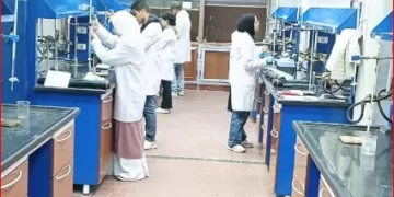 كفاءة علمية وانضباط.. طلاب جامعة القاهرة الأهلية يجسدون تميز برنامج الصيدلة الإكلينيكية