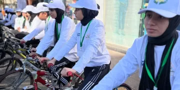 محافظ قنا يشارك في  ماراثون دراجات للفتيات دعمًا لقضايا المرأة