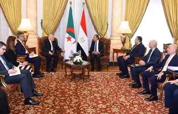 وزير الخارجية ونظيره الجزائري يبحثان تعزيز العلاقات المتميزة بين البلدين الشقيقين