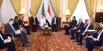 وزير الخارجية ونظيره الجزائري يبحثان تعزيز العلاقات المتميزة بين البلدين الشقيقين