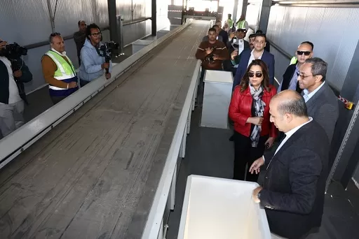 بتكلفة ٤٠٠ مليون جنيه: البيئة و قنا يتفقدان مشروع مصنع المعالجة الميكانيكية والبيولوجية والمدفن الصحي المصاحب لها للمخلفات الصلبة بقوص 3 - جريدة الجمهورية 52 1 - جريدة الجمهورية