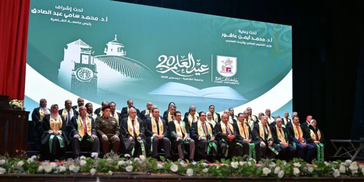 جامعة القاهرة تكرم 11 رئيسًا لجامعات مصرية من خريجيها في احتفالها بعيد العلم الـ 20