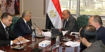 وزير الكهرباء يبحث وأعضاء لجنة الطاقة بالشيوخ جهود الوزارة فى استقرار التغذية والارتقاء بالخدمات