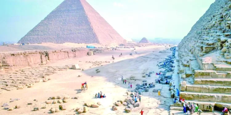 رئيس الوزراء يستعرض المخطط المقترح لمشروع تطوير المناطق المحيطة بالأهرامات 1 - جريدة الجمهورية بيراميدز ينتظر الفائز من فلامنجو وكروز أزول فى كأس القارات