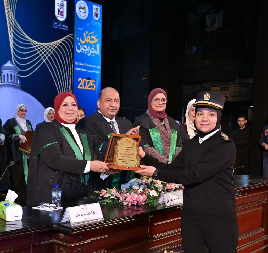 جامعة القاهرة: تخريج الدفعة 57 بـ«تمريض القاهرة» وتأكيد على عراقة المهنة ودور الخريجين الإنساني 5 - جريدة الجمهورية IMG 20251211 WA0157 - جريدة الجمهورية