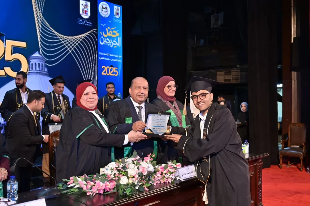 جامعة القاهرة: تخريج الدفعة 57 بـ«تمريض القاهرة» وتأكيد على عراقة المهنة ودور الخريجين الإنساني 4 - جريدة الجمهورية IMG 20251211 WA0158 - جريدة الجمهورية