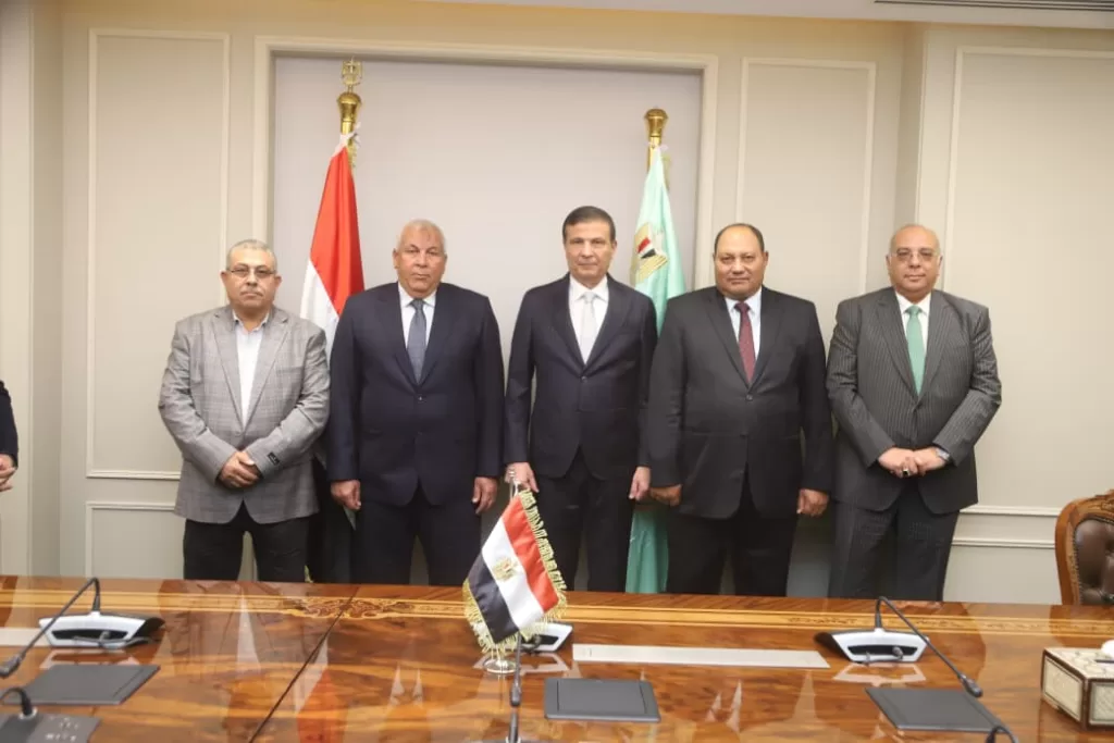 وزير الزراعة يشهد اتفاقية جديدة لتأمين مركز إنتاج الحرير بالخارجة ضد زحف الرمال 4 - جريدة الجمهورية IMG 20251216 WA0034 - جريدة الجمهورية