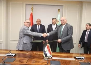 وزير الزراعة يشهد اتفاقية جديدة لتأمين مركز إنتاج الحرير بالخارجة ضد زحف الرمال 4 - جريدة الجمهورية وزير الزراعة يشهد اتفاقية جديدة لتأمين مركز إنتاج الحرير بالخارجة ضد زحف الرمال