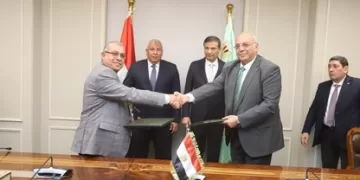 وزير الزراعة يشهد اتفاقية جديدة لتأمين مركز إنتاج الحرير بالخارجة ضد زحف الرمال