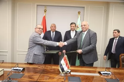 وزير الزراعة يشهد اتفاقية جديدة لتأمين مركز إنتاج الحرير بالخارجة ضد زحف الرمال 1 - جريدة الجمهورية وزير الزراعة يشهد اتفاقية جديدة لتأمين مركز إنتاج الحرير بالخارجة ضد زحف الرمال