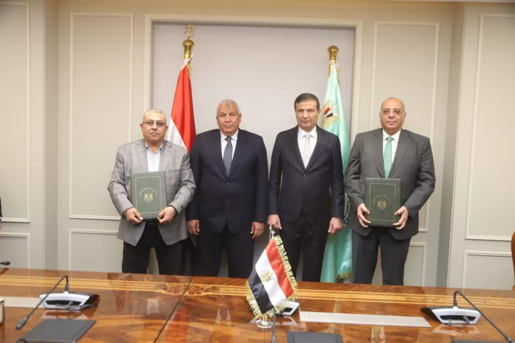 وزير الزراعة يشهد اتفاقية جديدة لتأمين مركز إنتاج الحرير بالخارجة ضد زحف الرمال 3 - جريدة الجمهورية IMG 20251216 WA0037 - جريدة الجمهورية