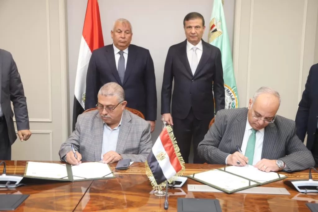 وزير الزراعة يشهد اتفاقية جديدة لتأمين مركز إنتاج الحرير بالخارجة ضد زحف الرمال 2 - جريدة الجمهورية IMG 20251216 WA0038 - جريدة الجمهورية