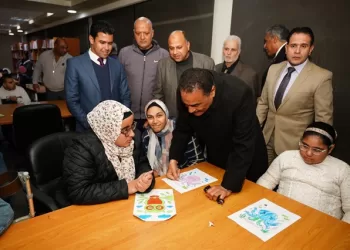 محافظ مطروح يفتتح ورشة رسم لاطفال ذوى الهمم